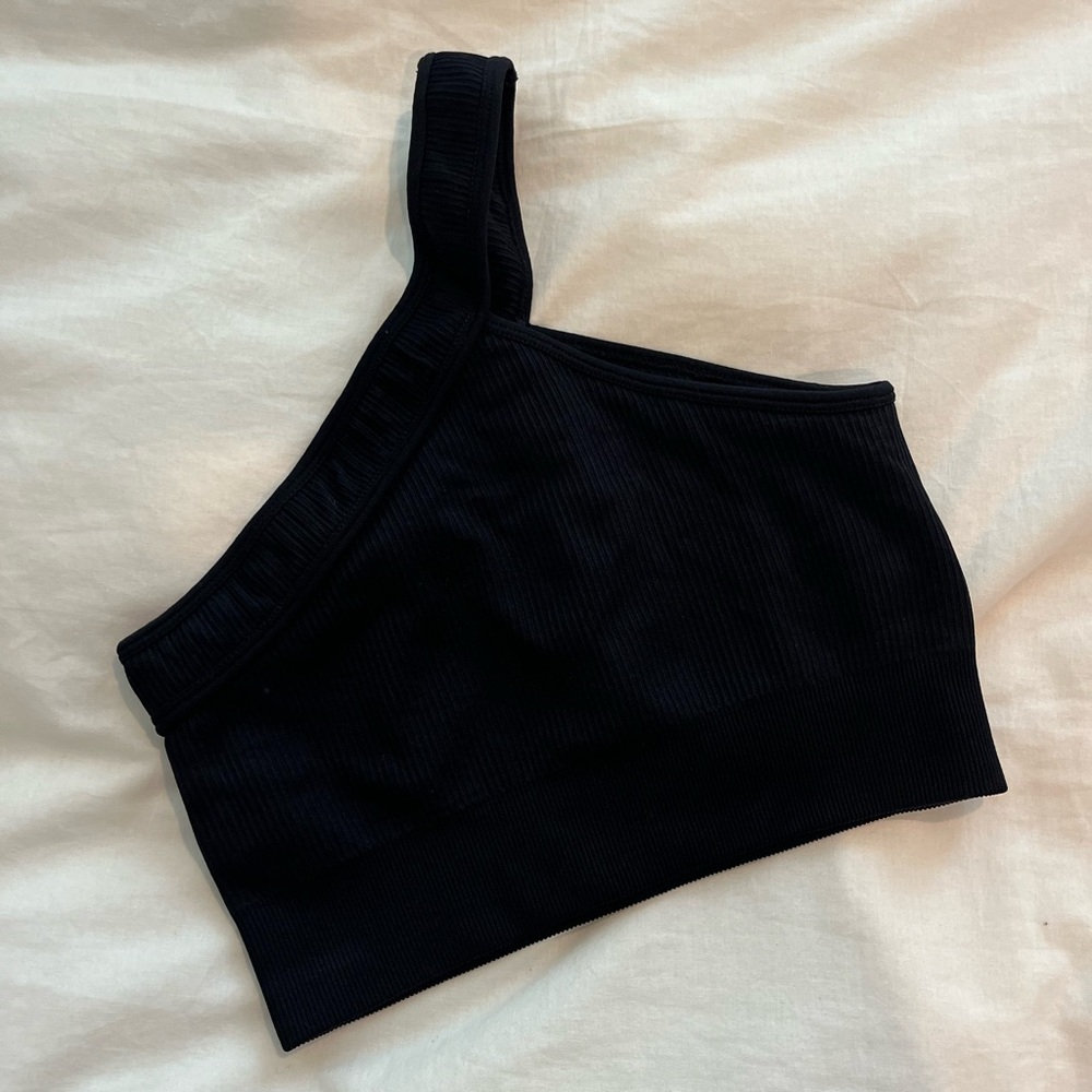 OQQ: Black One Shoulder Sports Bra